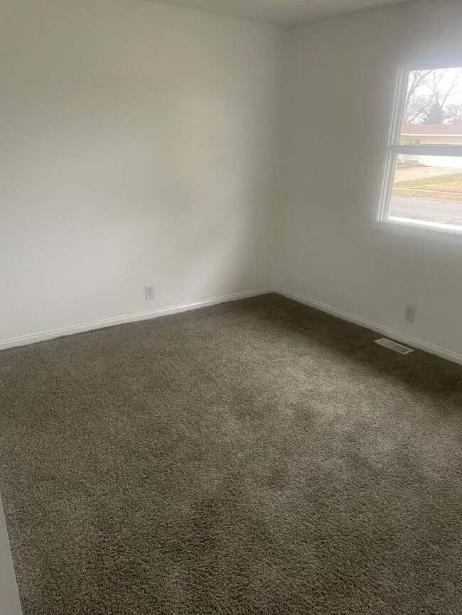 Foto del edificio - Move-In Ready 3-Bed in Hazelwood