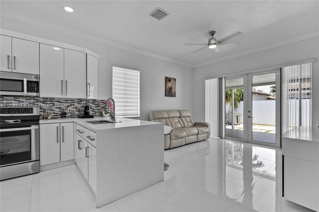 Building Photo - 15535 SW 10th St