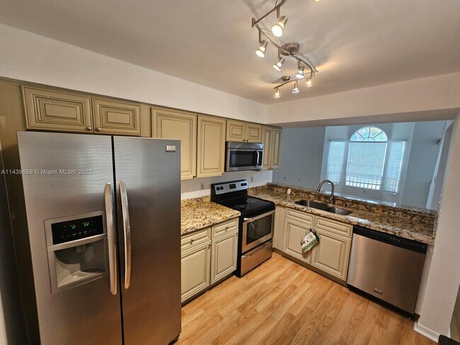 Building Photo - 2206 Glenmoor Dr