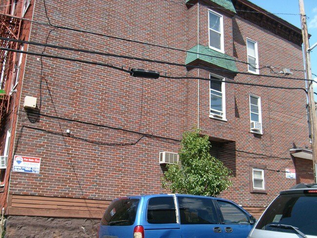 Building Photo - 1601 Summit Ave