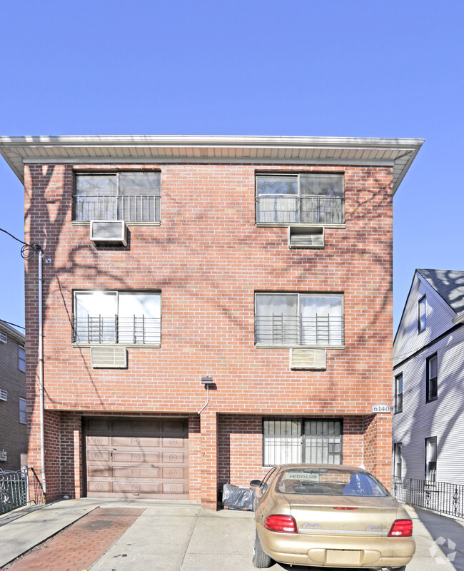 Foto del edificio - 61-40 167th St