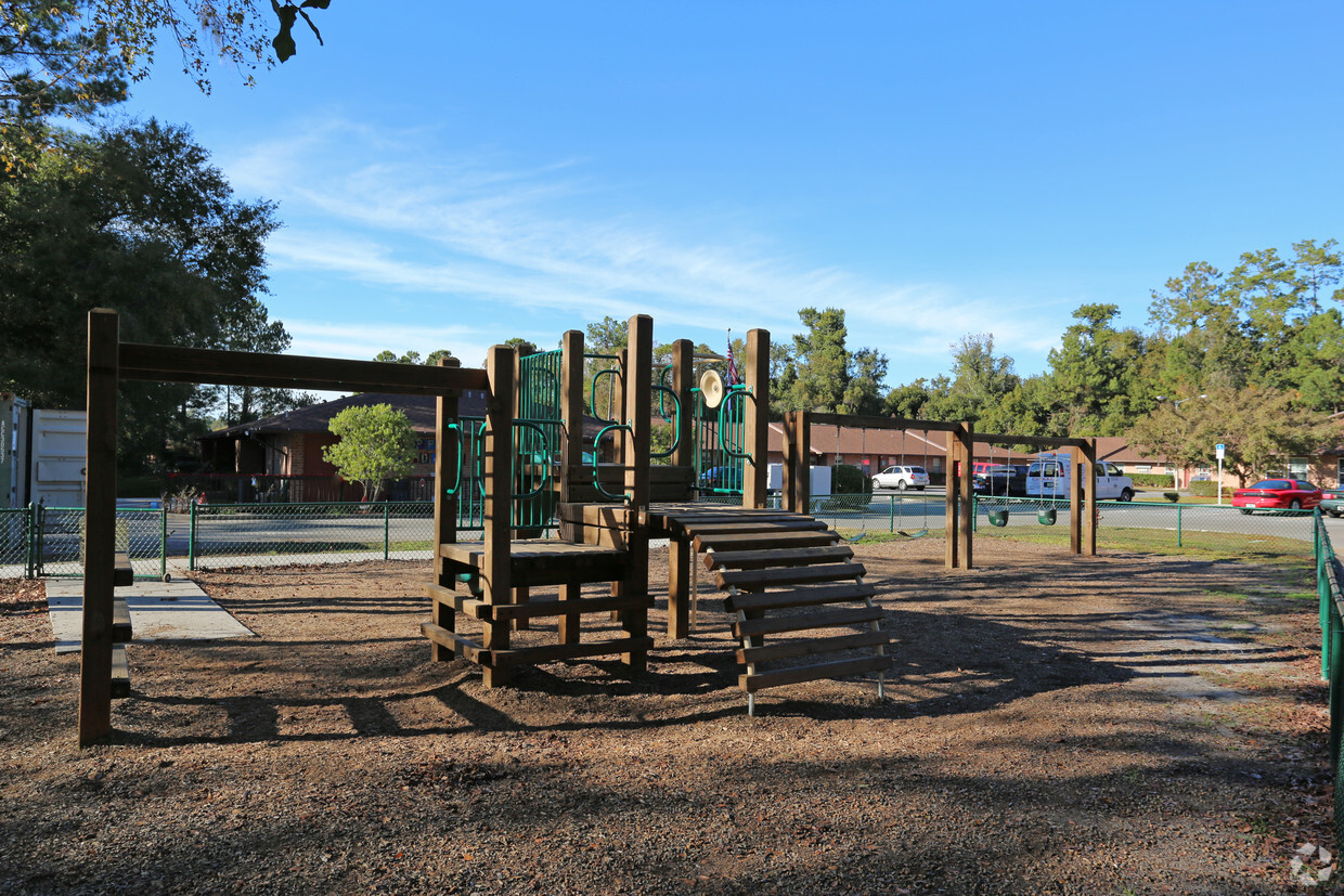 Building Photo - Greenbriar Villa Apartments