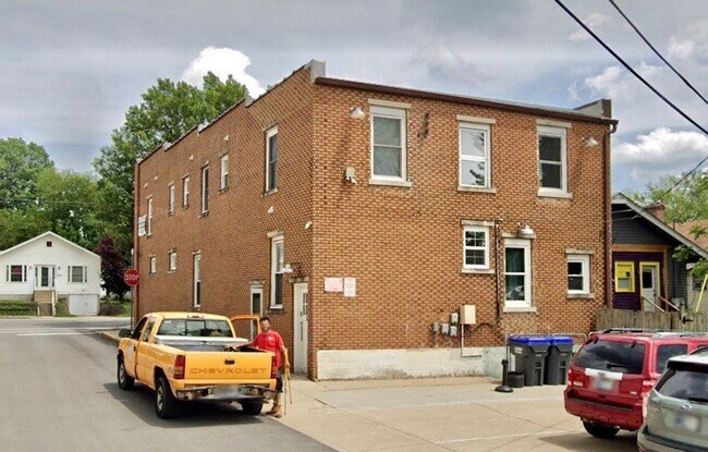 Building Photo - 1300 S Walnut St