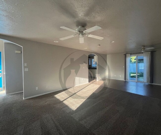 Building Photo - Townhouse Duplex- Rent Ready.   Fenced Yard