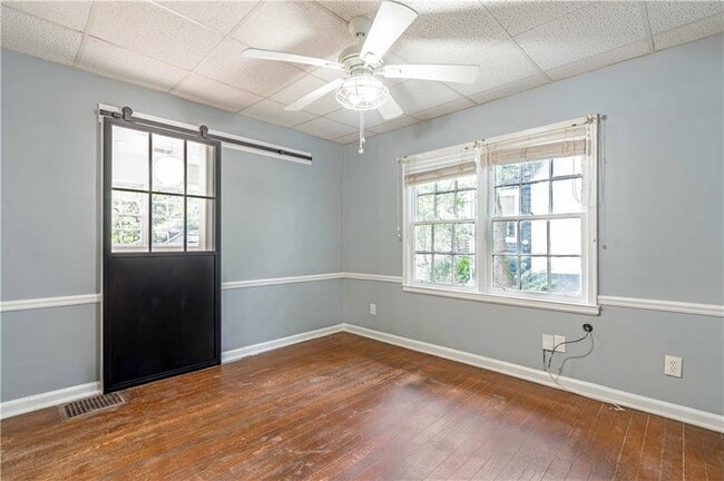 Building Photo - 716 Stokeswood Ave SE