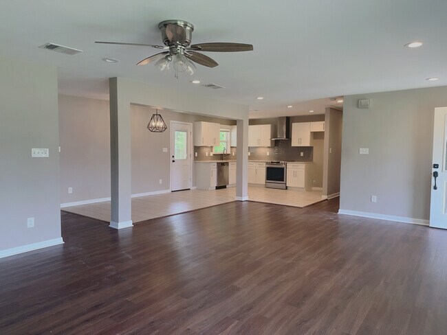 Building Photo - 313 Lovers Ln
