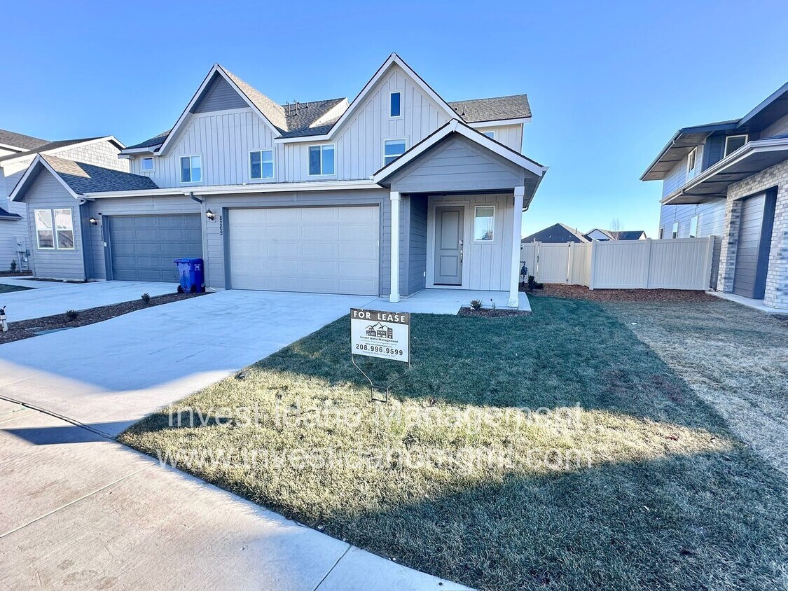 Foto principal - Beautiful less than a year old Luxury Townhome available soon!