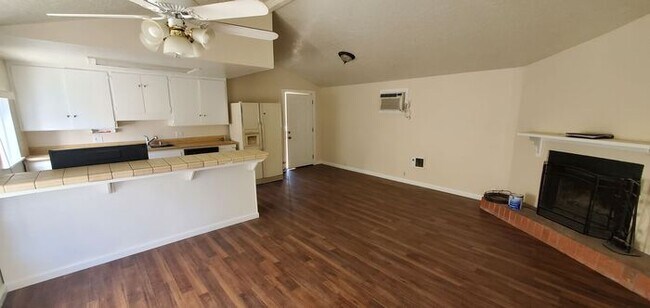 Foto del edificio - La Loma Cozy Modesto 1 Bedroom 1 Bath Home