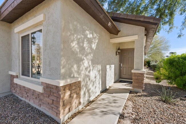 Building Photo - Stunning 2 bed 2 bath within walking distance to community center!