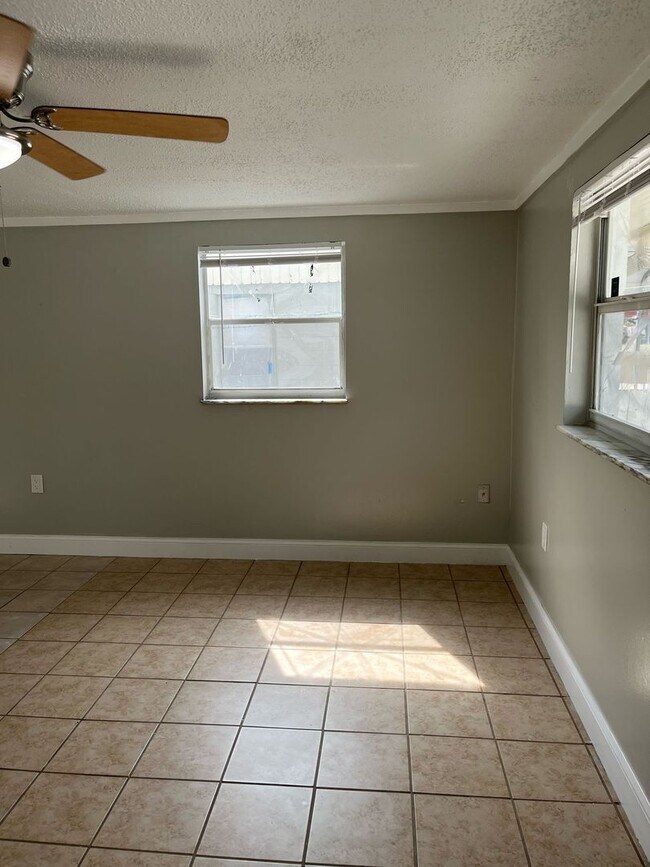 Building Photo - Move-In Ready 1BR/1BA Duplex with Modern Updates in Prime Zephyrhills Location!