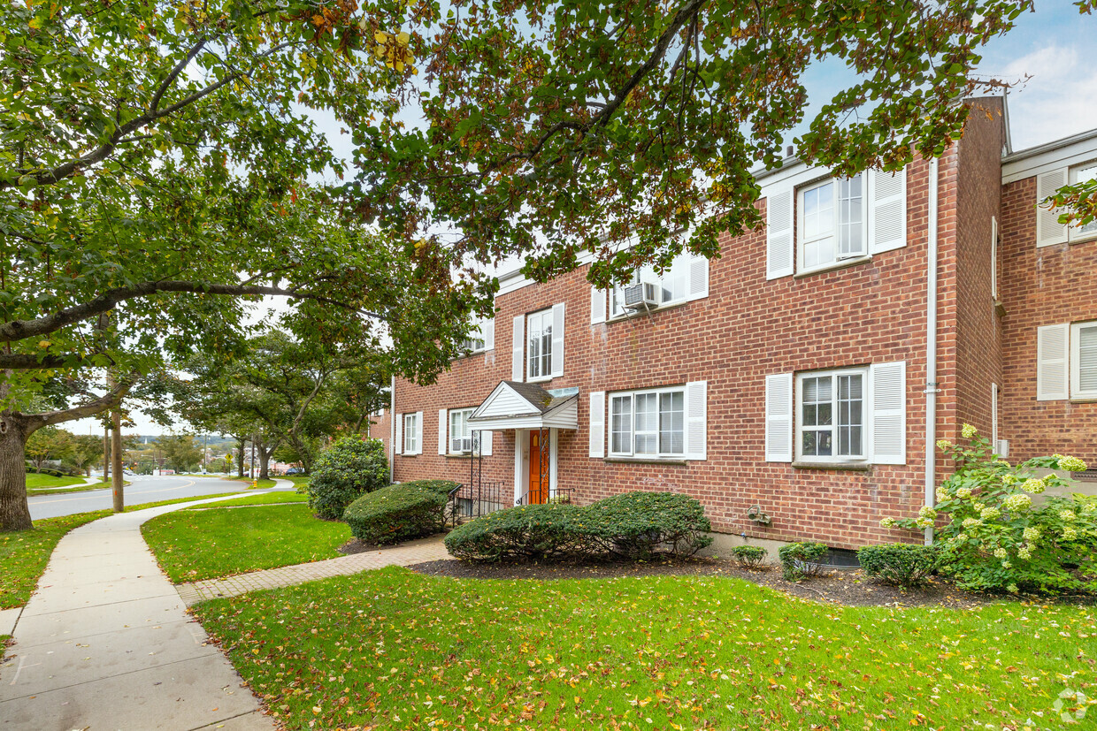 38 Nathan Hale Drive - Huntington Village Co-Op