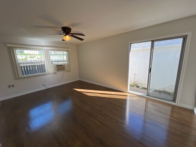 Building Photo - 354