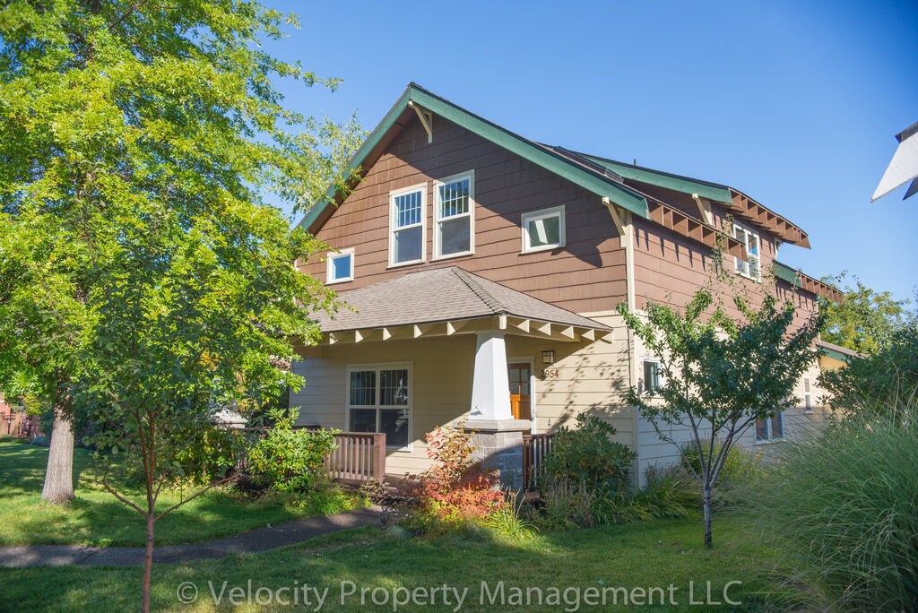Primary Photo - Urban Farm! Lovely 4 Bedroom Eastside Home.