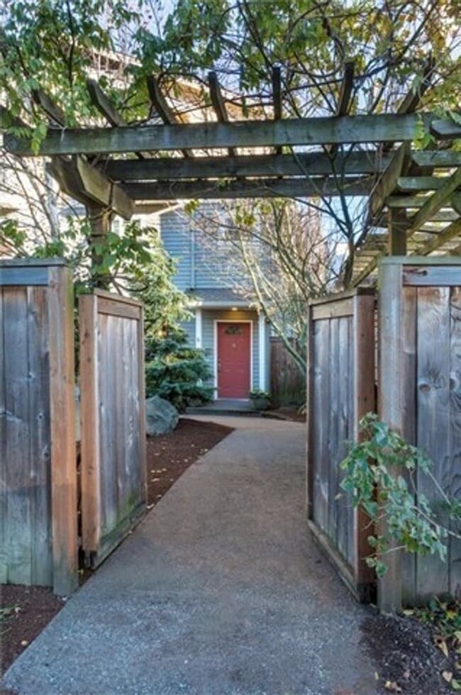 Building Photo - Lovely 3 bed, 2.5 Bathroom Magnolia Tonwnh...