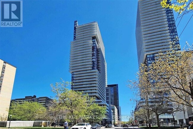 Photo du bâtiment - 185-2185 Roehampton Ave