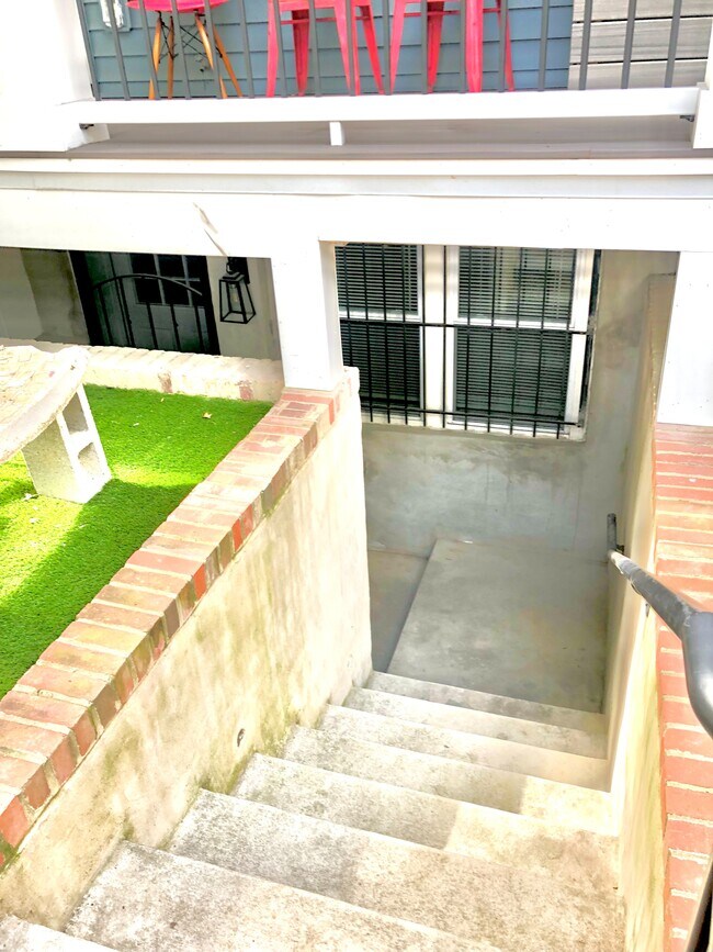 Escalera a la entrada de la unidad de alquiler - Sótano inglés - 1632 5th St NW