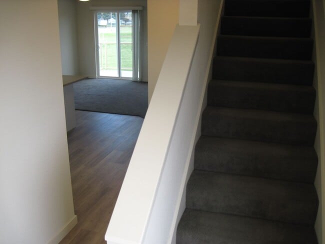 Building Photo - Spacious 3 Bed, 2 Bath, 1250 Square Foot Apartment with Air Conditioning.