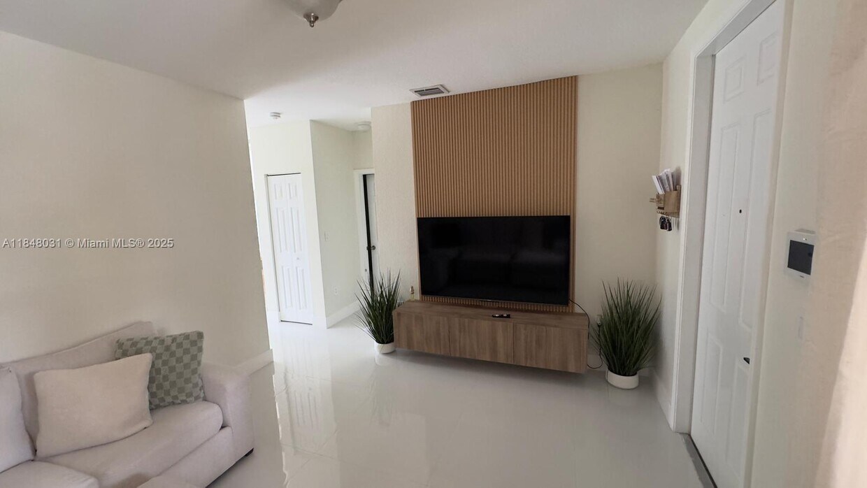 Foto principal - 949 NE 42nd Ave