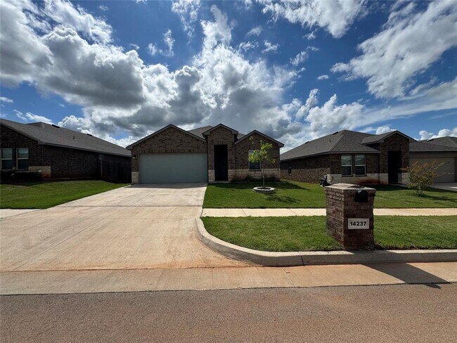 Foto del edificio - 14237 Babbling Brook Dr