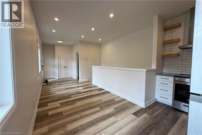 Photo du bâtiment - 261 Belmont Ave W