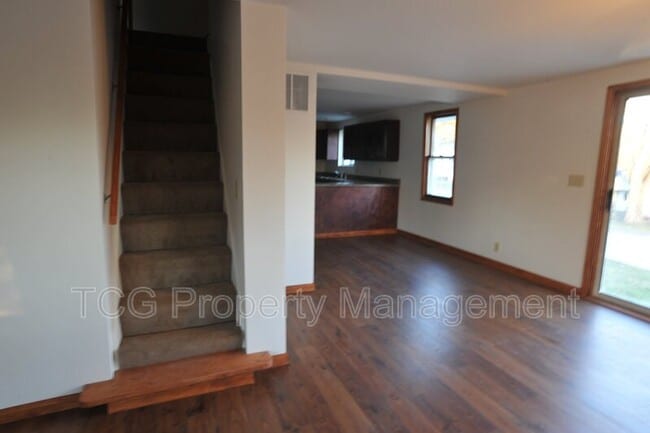 Building Photo - 948 Best St