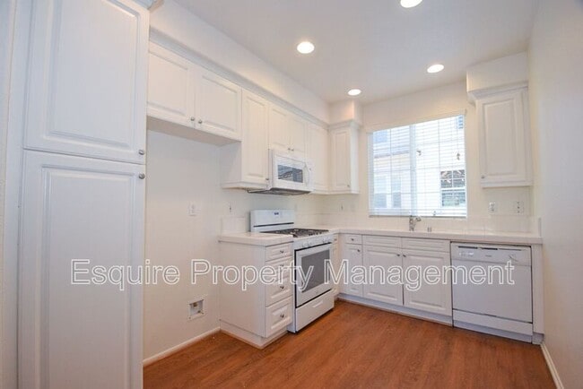 Building Photo - 74 Elm Dr