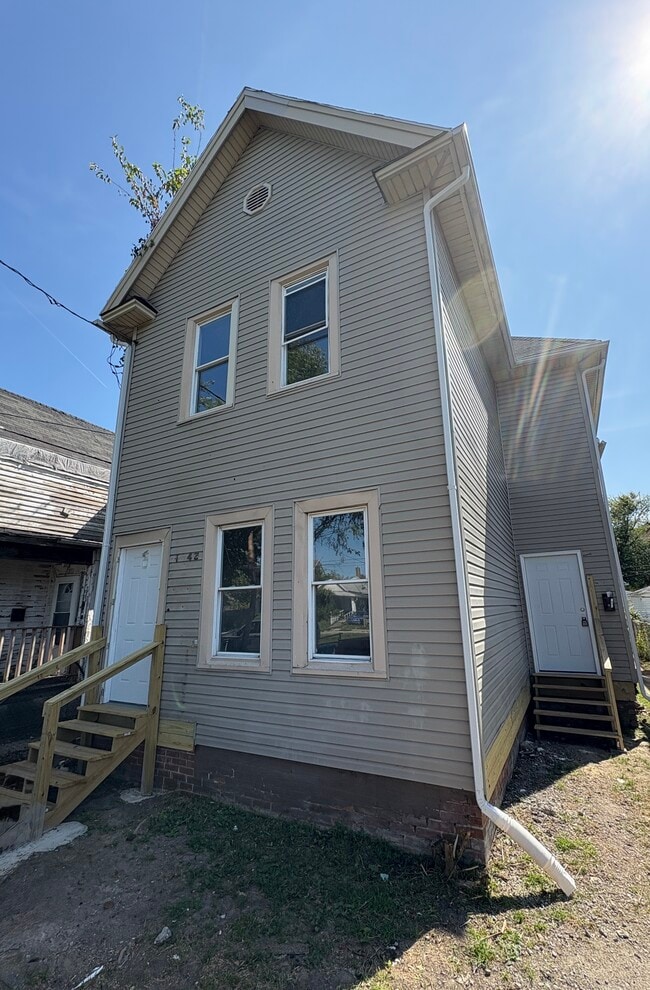 Building Photo - 1840 N Erie St