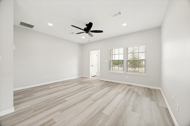 Foto del edificio - "Charming 3-Bed Home with Granite Elegance on East Pecan Street, Sherman, TX!"