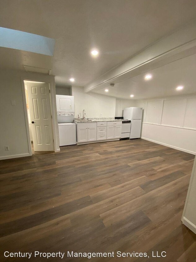 301 1/2 - Back Unit, Kitchen and Living Room - 301 N Columbus Ave