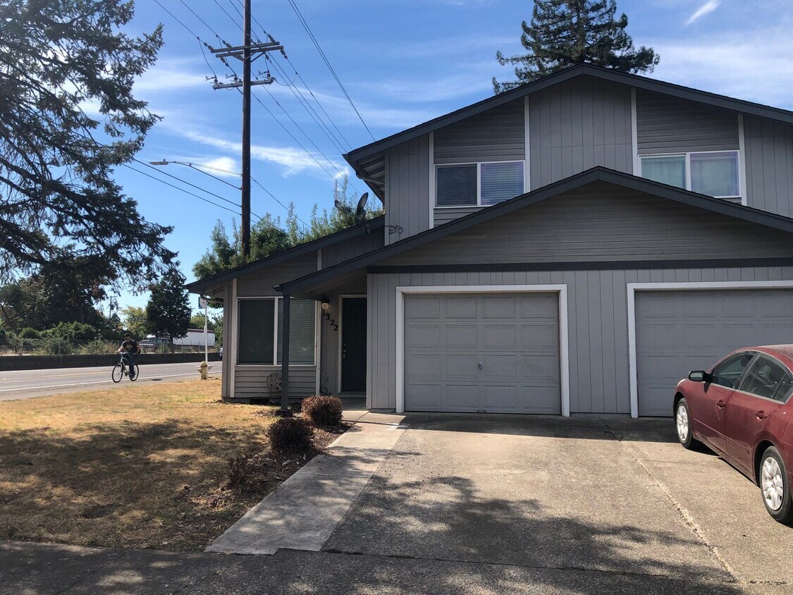 Primary Photo - Updated 2 bedroom 1.5 bathroom duplex!