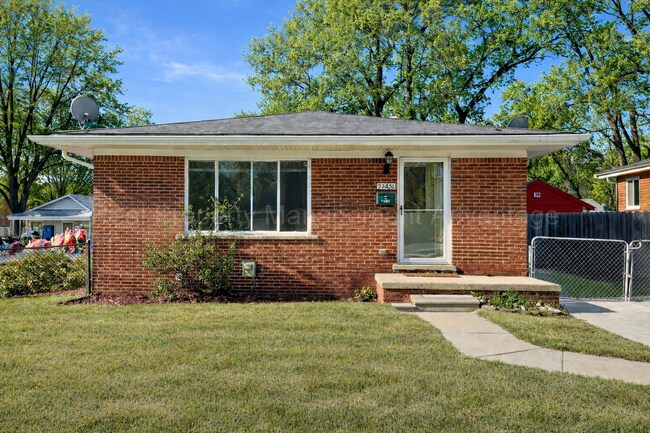 Foto del edificio - Fully Rebuilt 4-Bedroom Home with Spacious Backyard in Oak Park