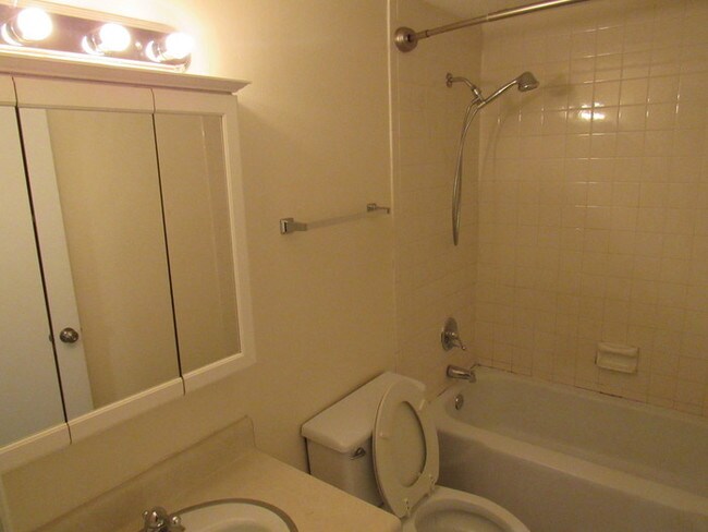 Foto del edificio - Spacious 2 Bedroom, 2 Full Bath Condo