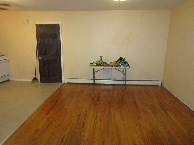 Building Photo - 1309 Dahill Rd