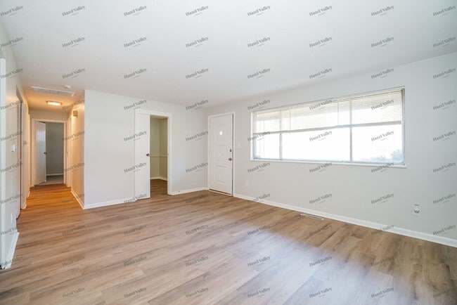 Building Photo - 3505 Roswell Dr