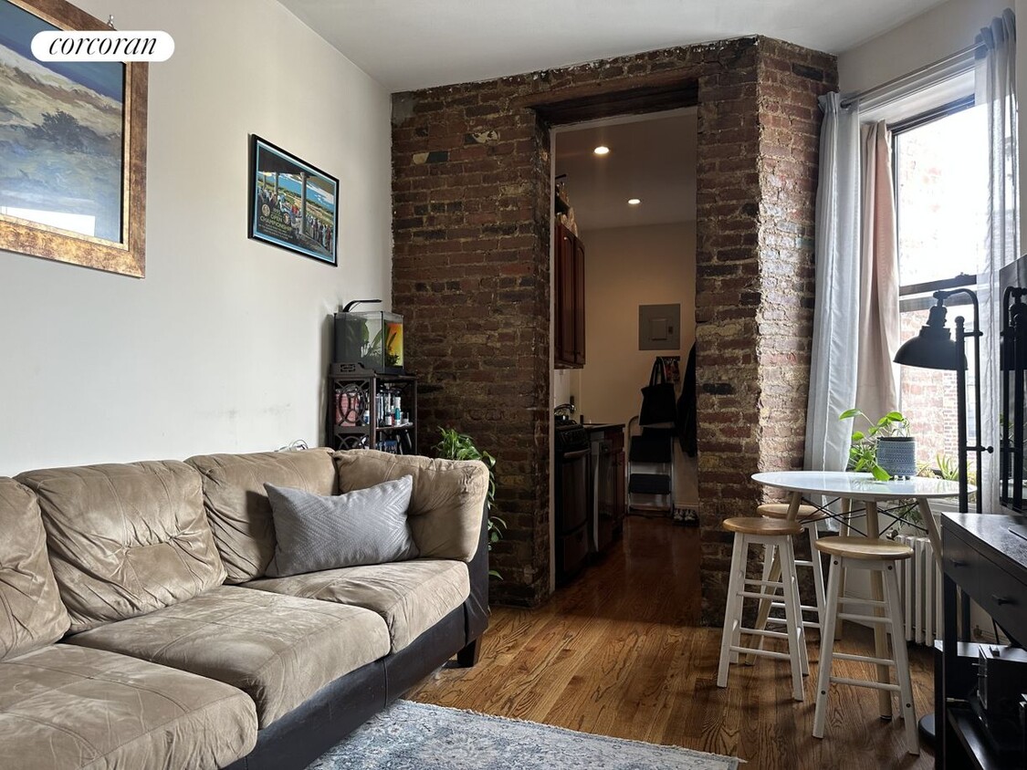 Foto principal - 215 E 4th St