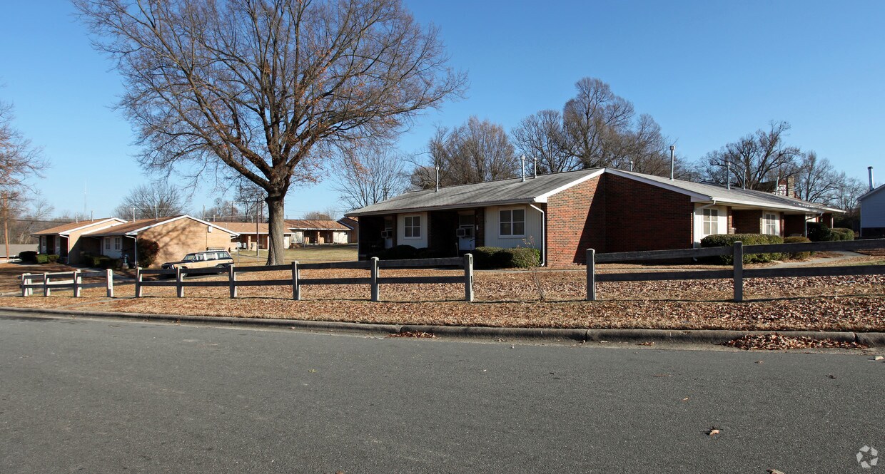 Building Photo - 501 Sellars St