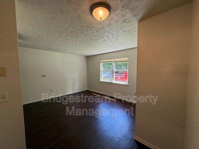 Foto del edificio - 3001 Idylwilde Blvd