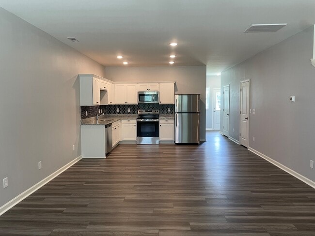 Building Photo - 2111 Gln Xing Dr