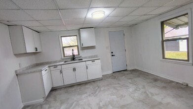 Building Photo - 221-225 W Robb Ave