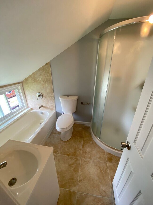 Building Photo - Beautiful fully renovated 4 beds 2 bath Ho...