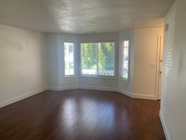 Foto del edificio - ***Newly Renovated Spacious and Bright 3 B...