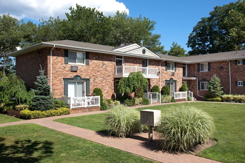 Fairfield Oaks Apartments in West Babylon, NY