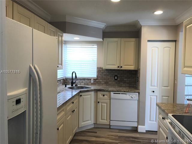 Foto del edificio - 4761 NW 5th Ct