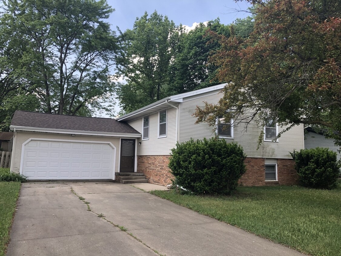 Primary Photo - 4-Bedroom, 2-Bath in Normal