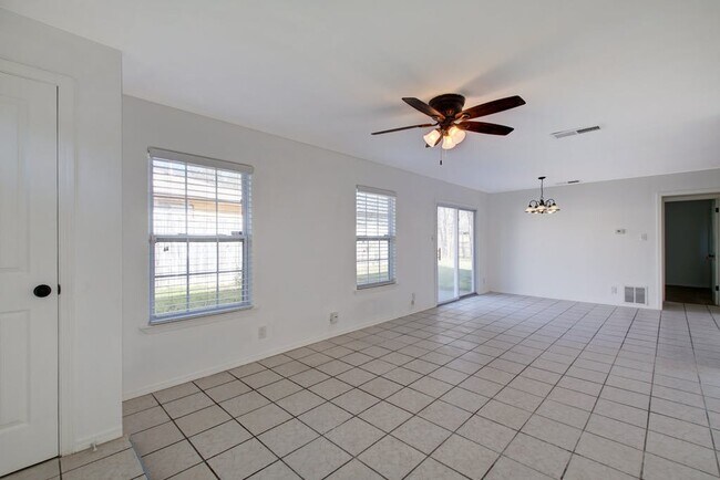 Building Photo - 1006 Glazier Cir