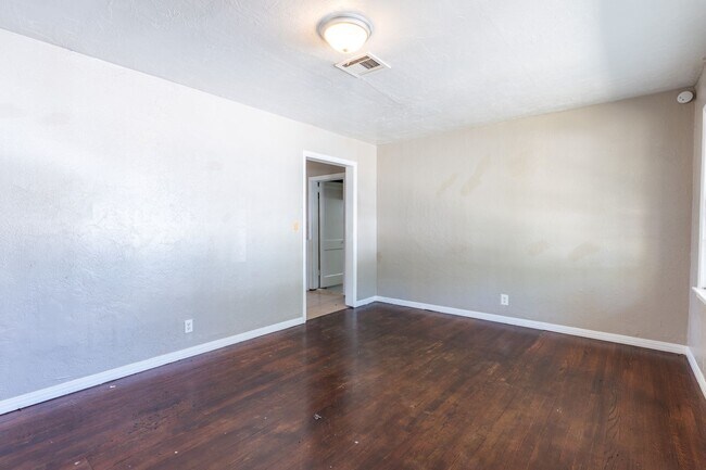 Foto del edificio - Spacious 4-Bedroom Home with Easy Access t...