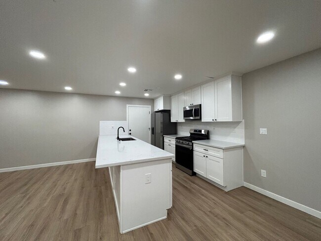 Foto del edificio - 5 Rooms (4BR + Den)