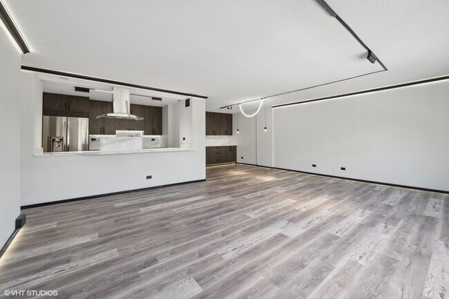 Building Photo - 1115 S Plymouth Ct