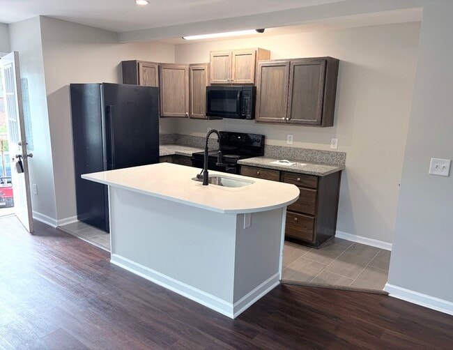 Foto del edificio - Beautiful 4 bedroom 2.5 bath townhome