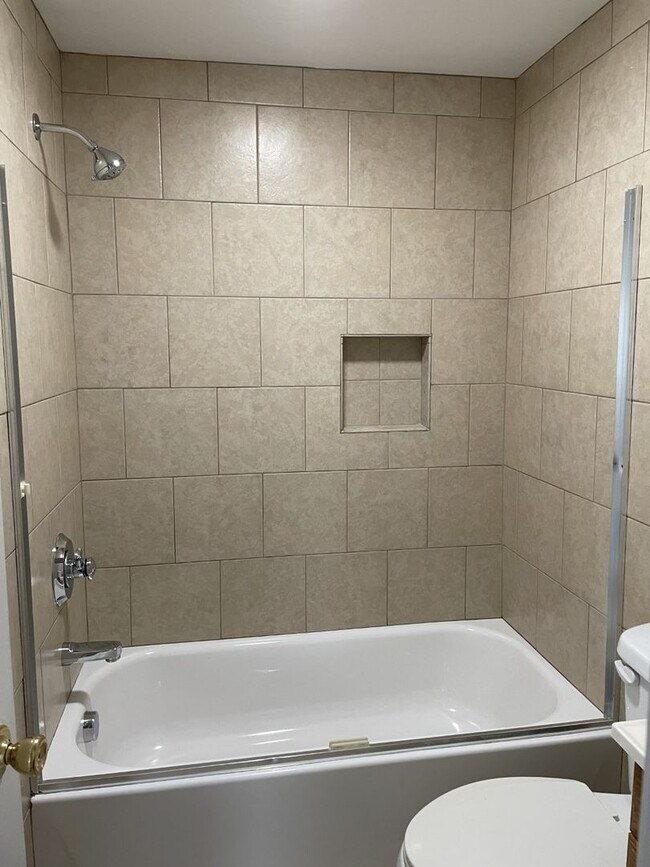 Foto del edificio - 4 Bedroom Two-Story Home with Large Yard, Lawn Care Included